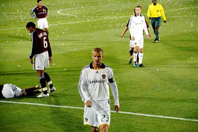 David Beckham sent off for kicking Diego Simeone in 2008